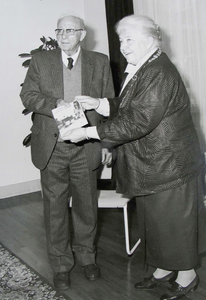 862102 Afbeelding van de aanbieding van het boek 'Utrecht en het verkeer' door dr. A. van Hulzen (1905-2006) aan ...